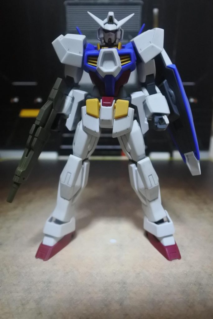 フロント
カメラアイはサフ吹きした後にゴールドで塗装。各部赤パーツは家に余ってたマルーンで塗装。