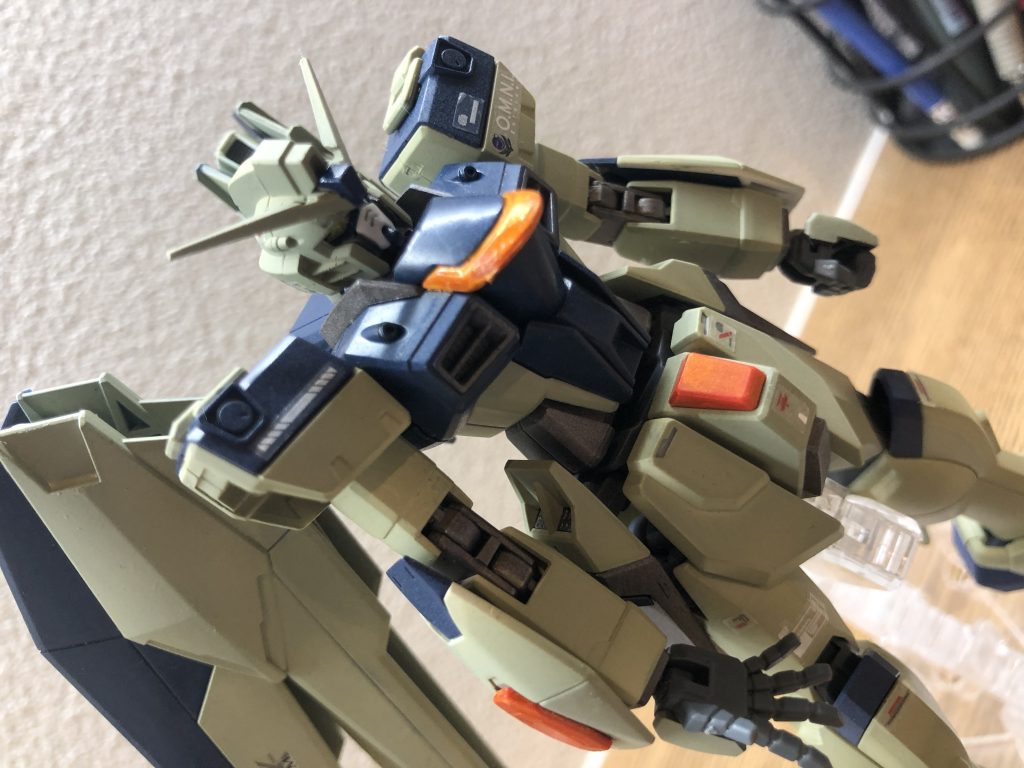 動力はバッテリー式なので、エネルギー節約と戦略上の理由で近接兵器は排除されてます。なのでビームサーベルは携帯せず、間合いに入られたらビームシールドとイーゲルシュテルンで誤魔化して逃げます。