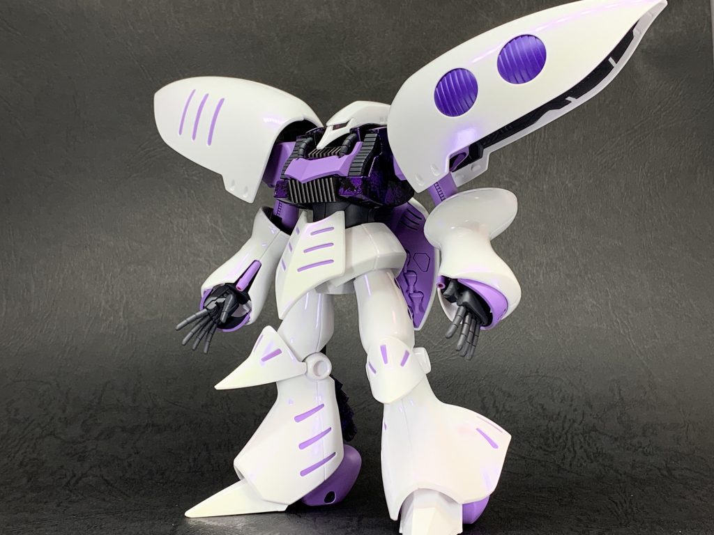 ボディは神ヤスで研ぎ出して成型色の上からアメジストパープルを塗装し、クリア塗装でコーティングしています。
情報量が増えるのが嫌だったので白いパーツは墨入れなしです。