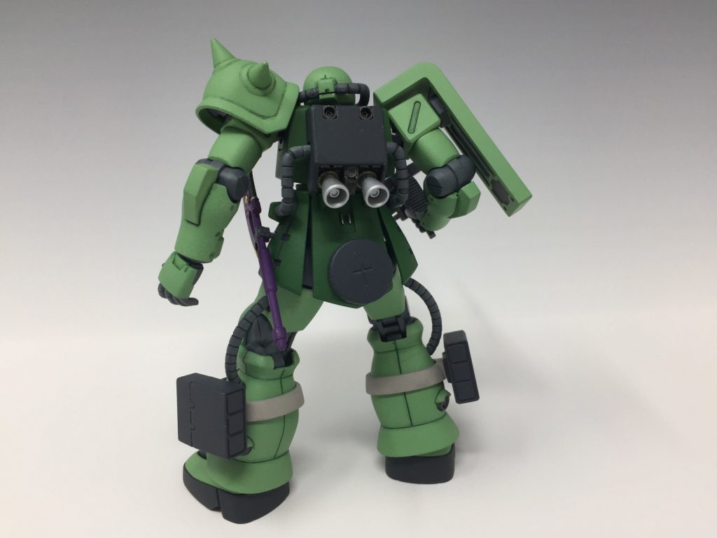 予備のマガジンは腰に装着できます。