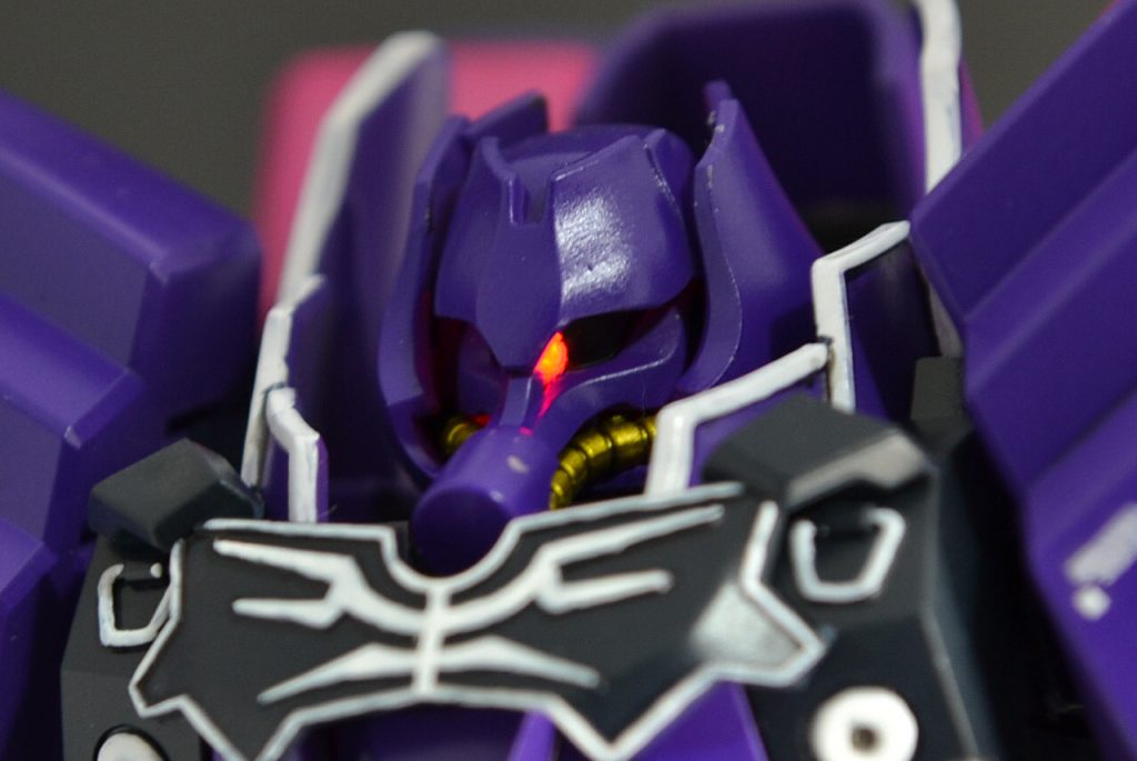 長年ガンプラを作ってきましたがキットの仕様以外で自力で電飾を仕込んだのはこの時が初めてでした。(電飾ユニットが完成されてるものとはいえ。)