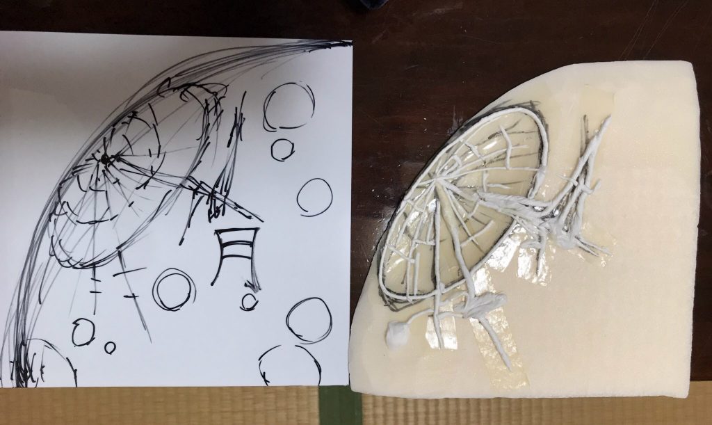 月はティッシュで作ったコヨリを両面テープで貼って凹凸を作りました。その上から100均の木粉粘土を塗り、塗装しました。月は想像以上にうまくできました。