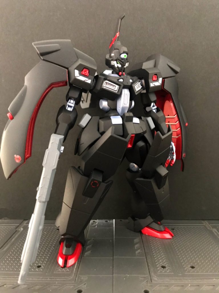 顔がめちゃくちゃイケメンです。ぱっと見はガンダム顔ですが、よく見るとけっこう変わった顔ですね。
黒は艶消し、赤はメタリックレッドです。