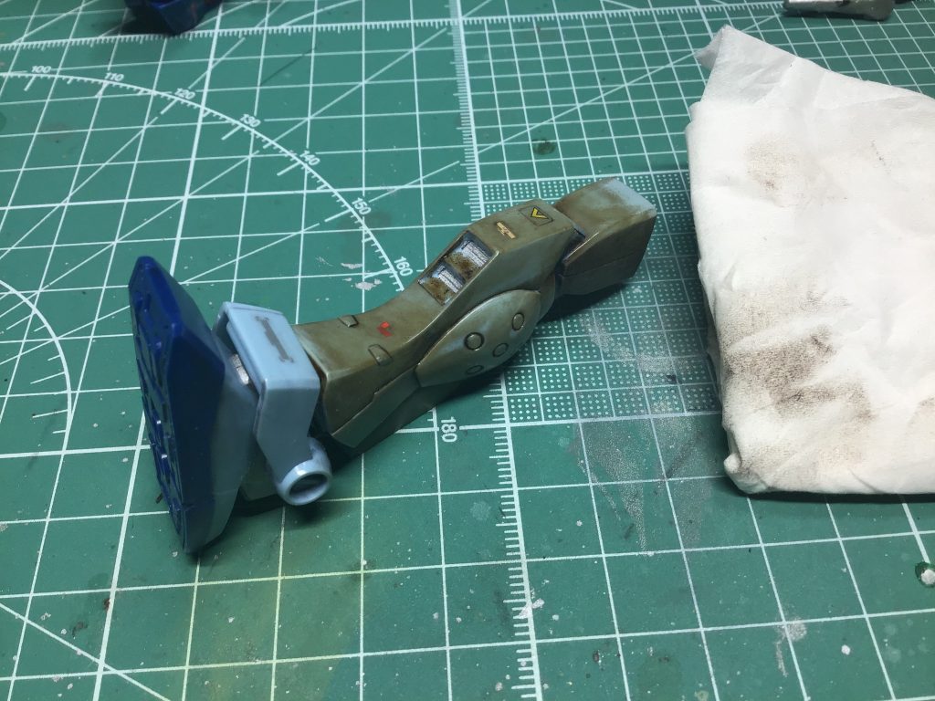 ガンダムマーカー結構ガッツリ塗って、ティッシュでポンポンと拭いて最強メラニンスポンジで…