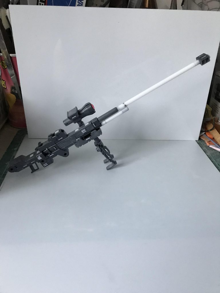コトブキヤのライフルを使っています。
このキットは好きなように組み替えられるもので自分なりに組み替え足りないところは付け足してディテールアップしました。