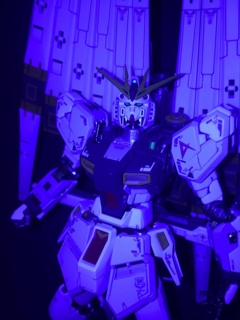 本体のセンサー類はスターブライトシルバーの上から蛍光グリーンを吹きブラックライトを照射すると光るようにしてみました♪