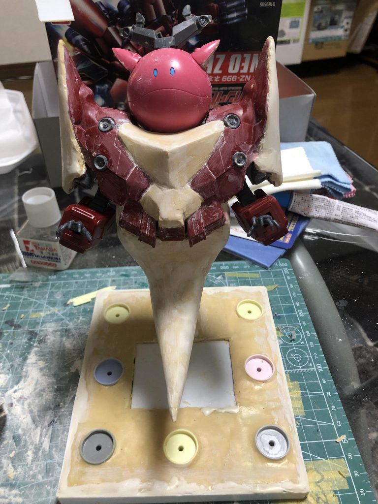 ここまでくるとほぼ形は完成形です。後はヤスリで全体的に磨いていきます。頭を桃ハロにしたのは桃ハロがもともとポルンガの角の形に似ていたので、そのままの形を活かしました。