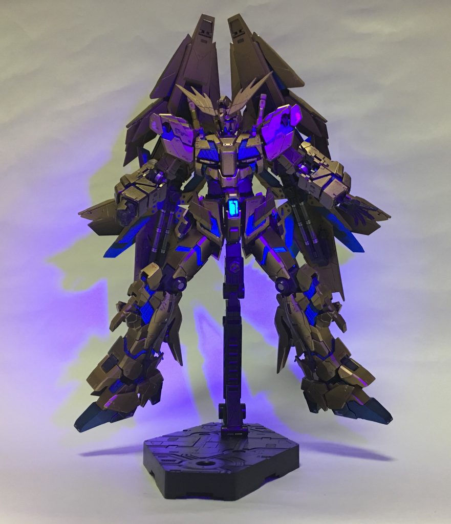 バンシィ・ノルンでやってみたブラックライトで光るサイコフレームをフェネクスでも。
股間のサイコフレームがやたら光って見えるのはブラックライトの当て方と写真の撮り方が悪かったようで…