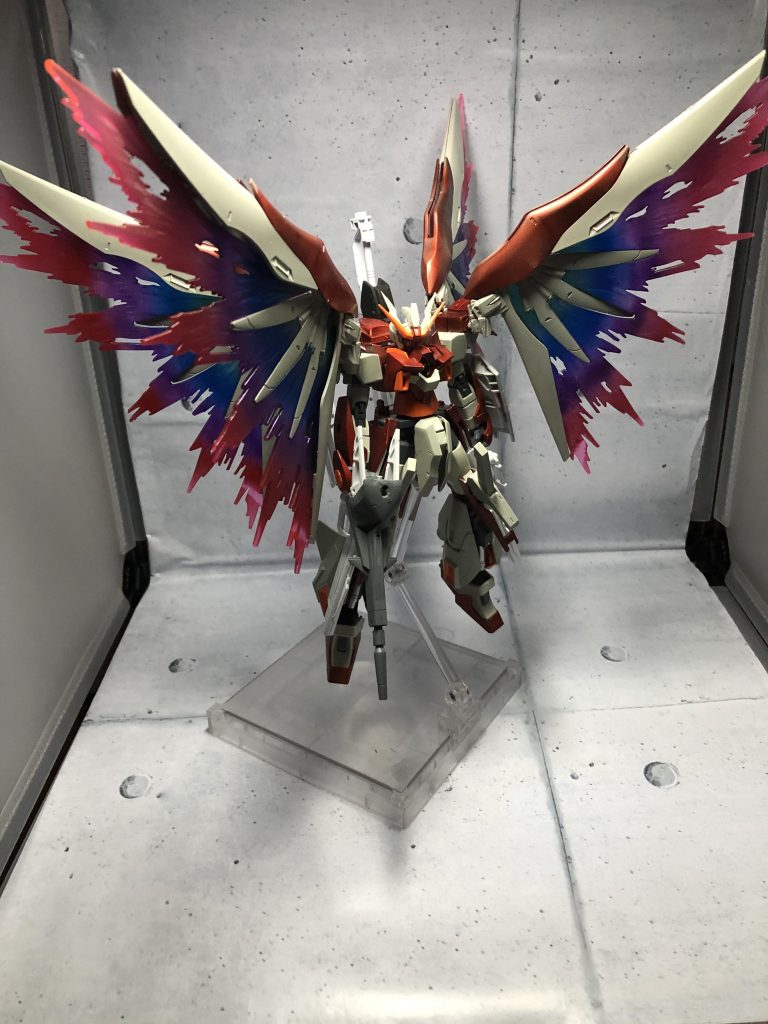 光の翼もちゃんと展開させることは出来るんですが腕で羽の重さ支えてるんでポージングはまともに取らせることができません…