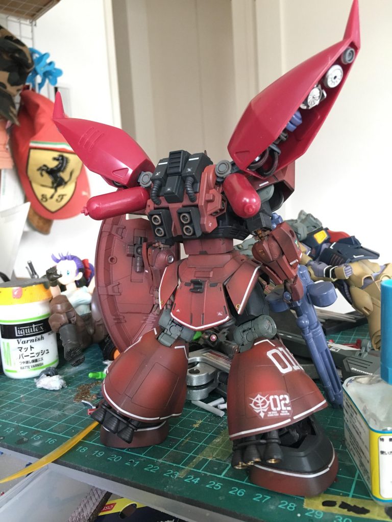 グレンダイザーの余りパーツや手芸用ボタン、パイプスプリングなどでデコレート。