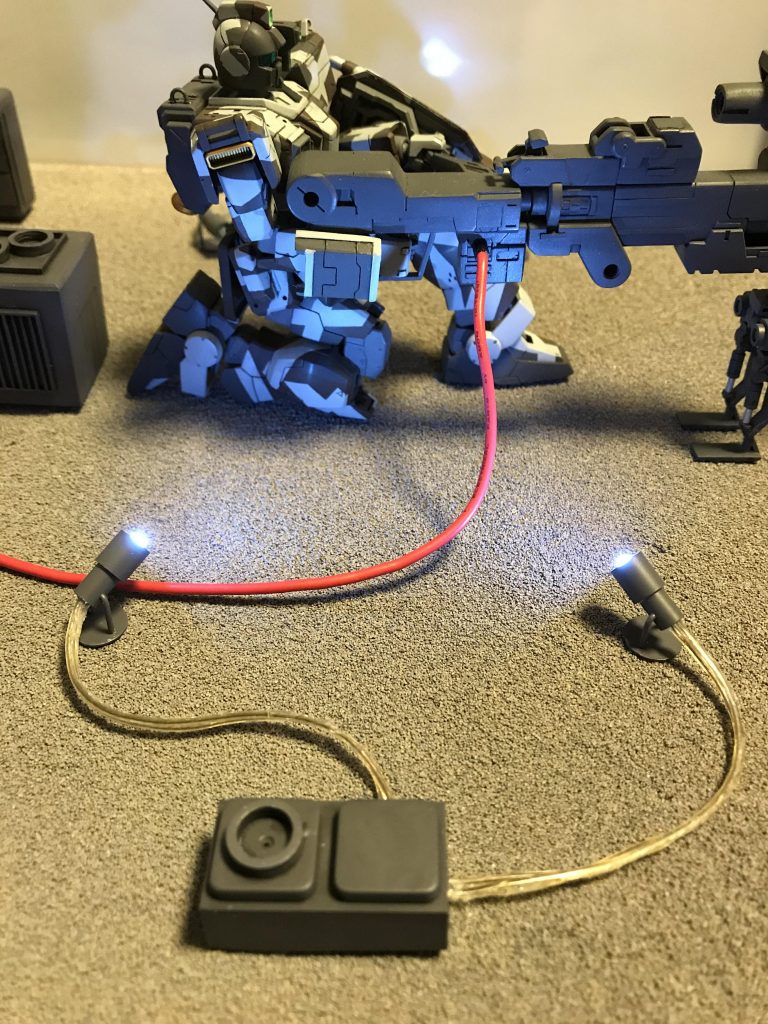 スポットライトの固定に瞬着が使えず、ホットボンドで固定しました。