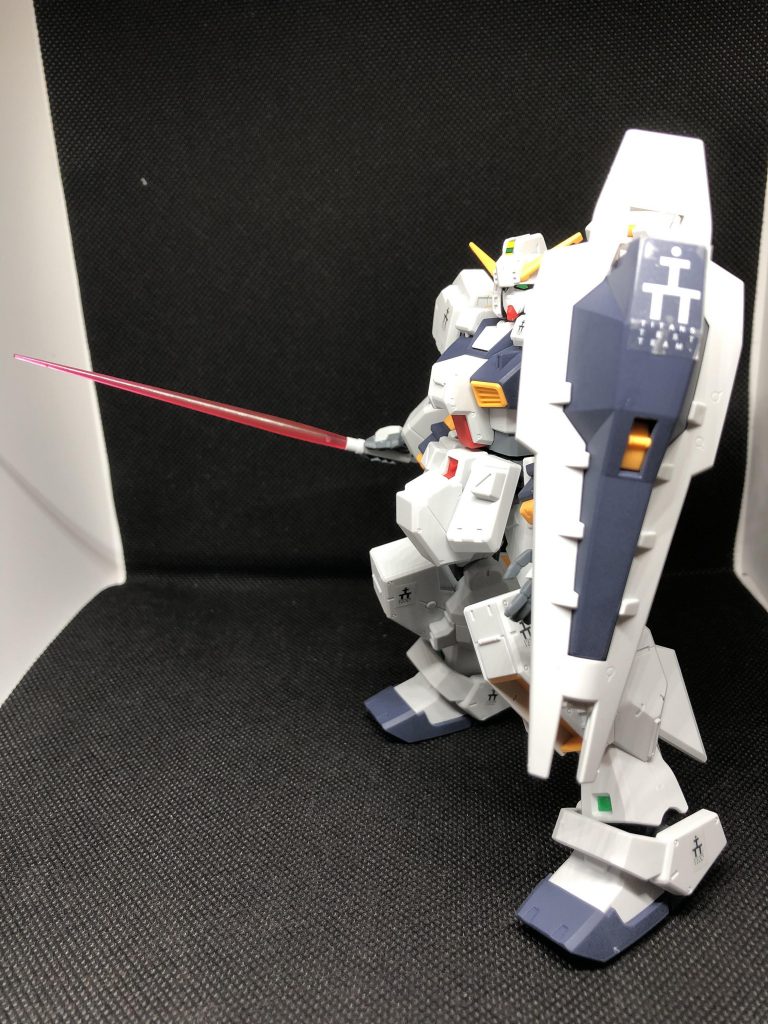 シールドブースター&ビームサーベル。いくら誘爆のリスクは低いとはいえそれでも推進剤満載の物を盾として使うのはどうかなーとは思いましたけど見栄え重視で。