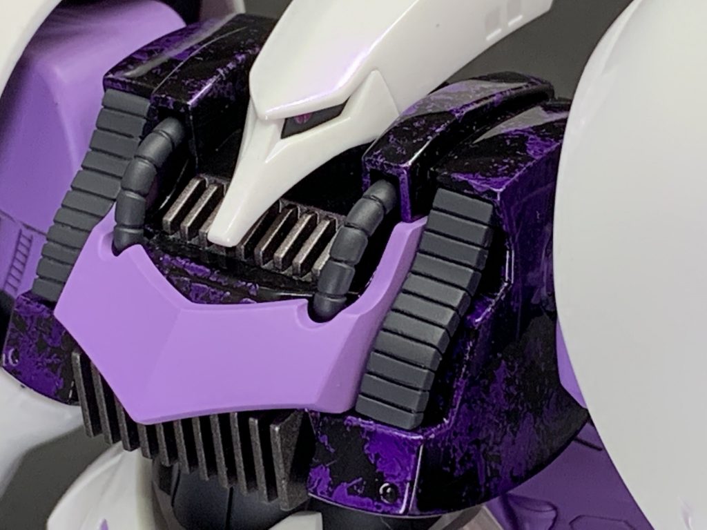 ボディをラップ塗装。トップコートを吹いては研ぎ出してを繰り返し、鏡面仕上げ。
ヒートシンクは最近お気に入りの焼鉄色。