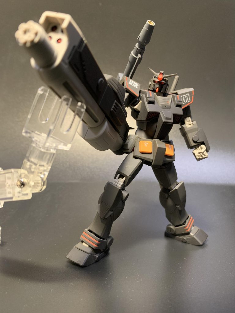 腕部に装着した複合兵装のフレームランチャーぶっちゃけかなり重く、腕のジョイントからへたって自然に下がってきてしまうので正面に構えるには腰で支えるか、写真のようにスタンドなどで支える必要があります。