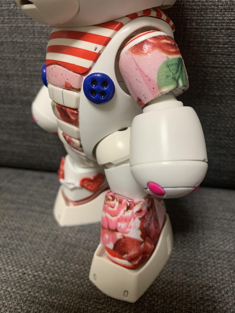 バラの柄のデコパージュ。ラメ入りです。ボタンはリアルなものを使おうとも思いましたが、キティらしさを出したかったので、パテで作りました。
右脚のハートは刺繍のレースです。