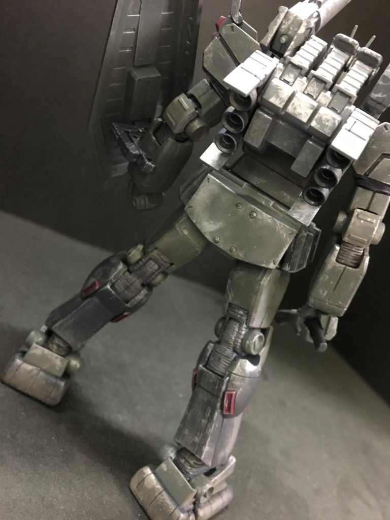 後頭部、腰部背面、太腿正面などにwaveのビスパーツ等でディテール追加。
弾痕はドリルで軽く掘った後にブラックとシルバーで再現しました😄