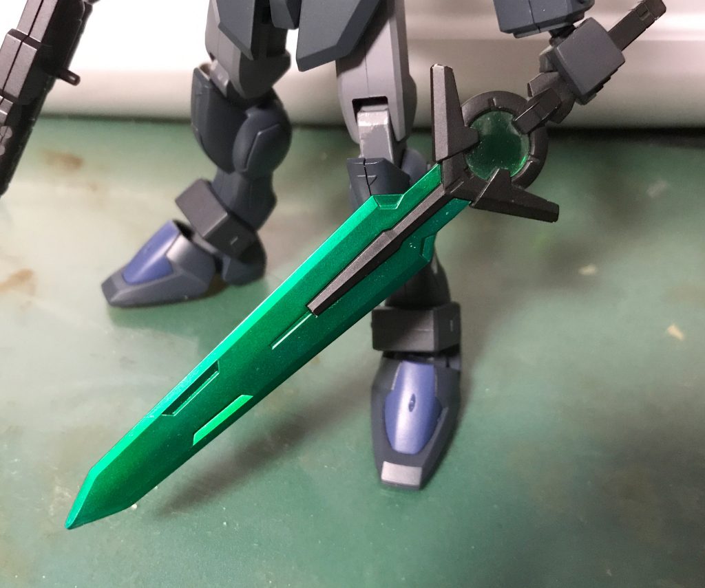 刃部分をクアンタのようなクリアパーツ素材の剣感を出そうと悪あがきしましたが、
ただのメタリックグリーンになってしまいました。
しかもザ・量産機な意匠のダガーにはあまり似合いませんでした。