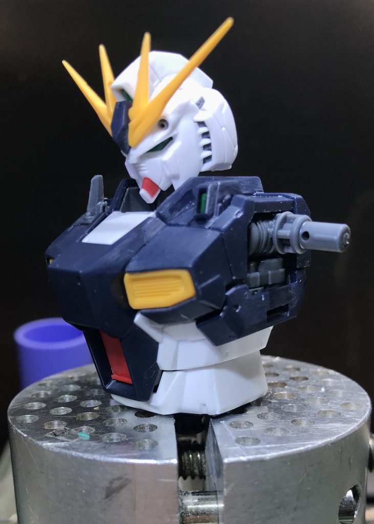 目付きをキツメにするためヘルメットの日差しの角度も変更しています。