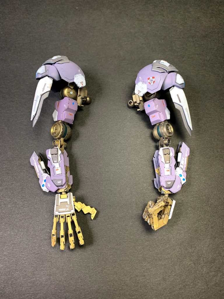 今作で一番心血を注いだ箇所
指をプラ板からおこし、全関節を可動できるように工作しました。
ネオジム磁石を内蔵しているので武器を持たせる事も可能です