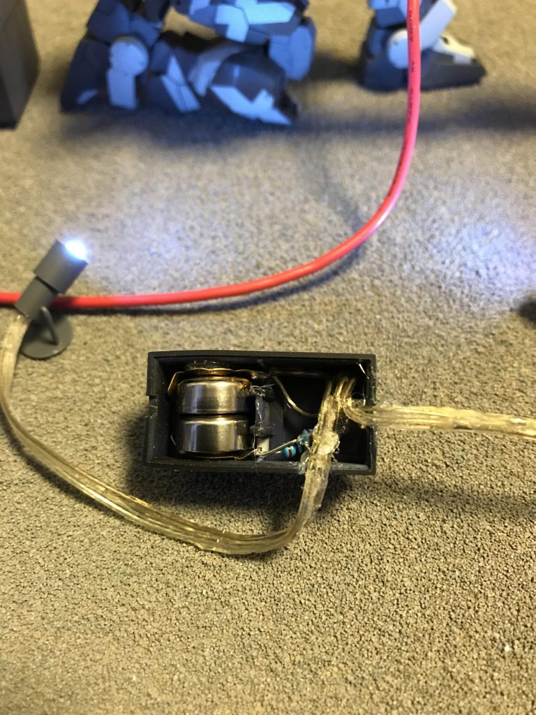 最初に単3電池でやろうと思ってましたが電池の置き場に困り更にLEDが3.2vで100均の電池が1.2v2個繋でも暗くてダメでボタン電池に変え、ちょうどいい空間があり、抵抗器を入れハンダづけして点灯できるようにしました。