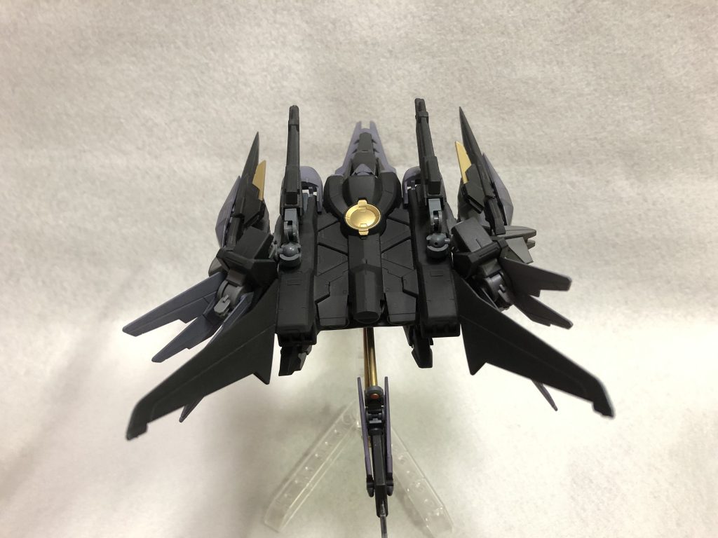 背面。他のモビルスーツを載せて飛ぶ事も出来そうですね。