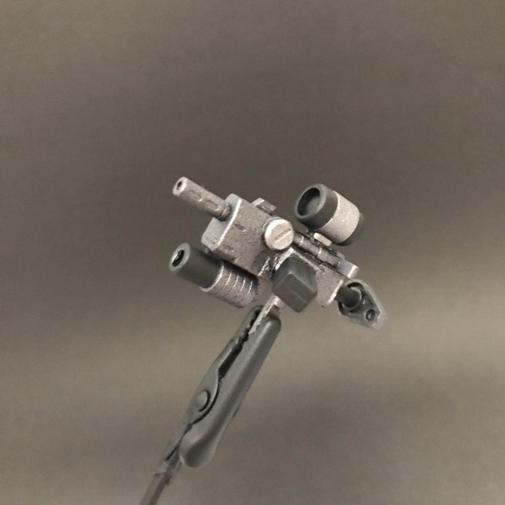 シビルウォー以降に使用していた銃をモチーフに、ライフルを改造しています。ストックも伸びます！