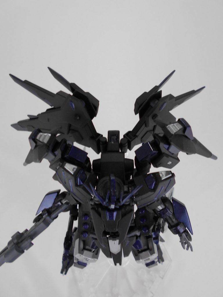 最新のガンダムフィグールは内側の副翼を無くし、背部ビームライフルの可動域を増やしました。