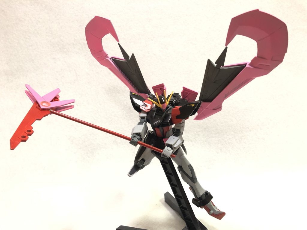 ビルドストライクは可動も優秀なので、鎌の両手持ちも余裕です。
ちなみにこの鎌、どこかで見た事あるな。と思ったらカードキャプターさくらでした。配色が(  ˙-˙  )