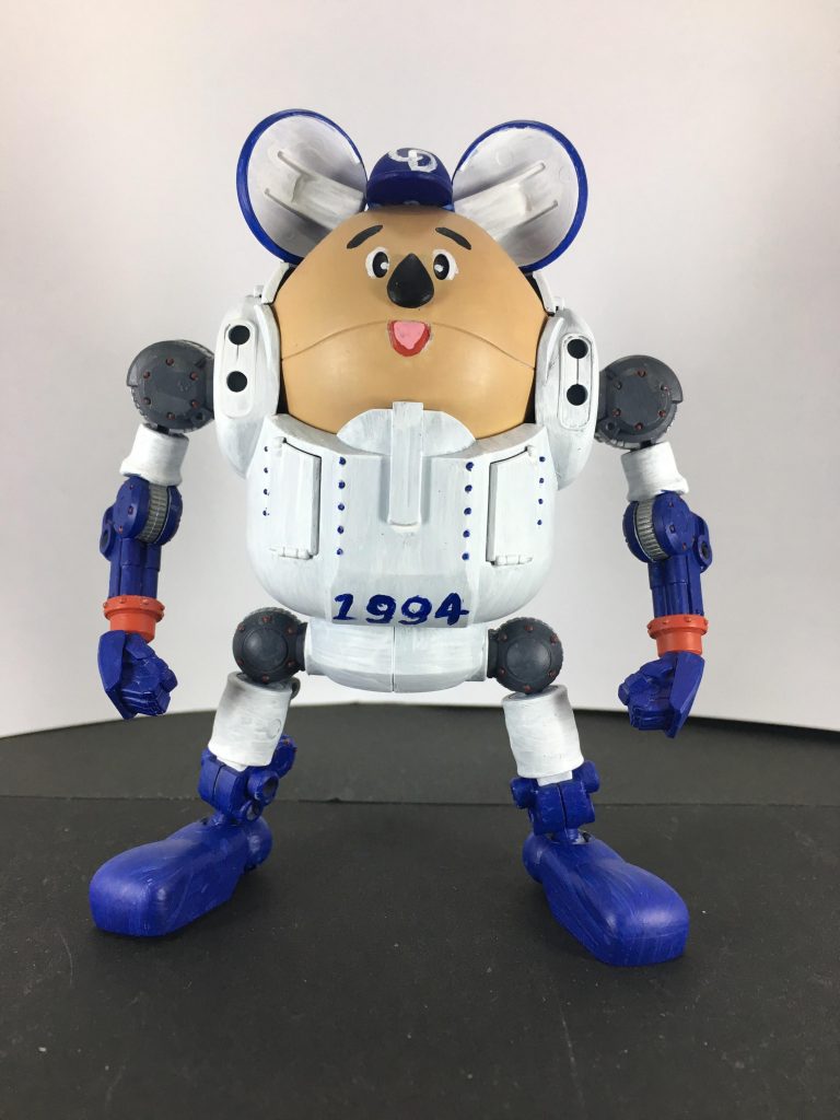 耳には真鍮線を通して角度を変え、パテとプラ板で帽子を作りました。