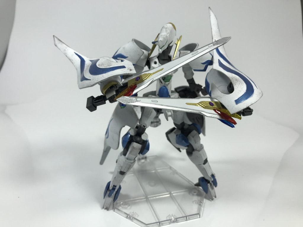 ## [カドゥケウス(双刃杖形態)]

カドゥケウスがとる形態の一つ。

近接戦に特化した形態。
使用可能な魔法が低位の魔法と付与魔法に限定されてしまうものの、剣として扱えるため近距離での戦闘に適している。

基本的には両端に刃の付いた杖のような形状だが、2つに分離し双剣として扱うことも可能で、状況に合せて使いこなすことができれば非常に強力な近接武器となる。

またカドゥケウスに宿る精霊、カーラーンの支援があるため、ある程度雑な剣筋でも扱いに困らない程度には振ることができる。(もちろん、扱う技術を学ぶに越したことはないのだが。)