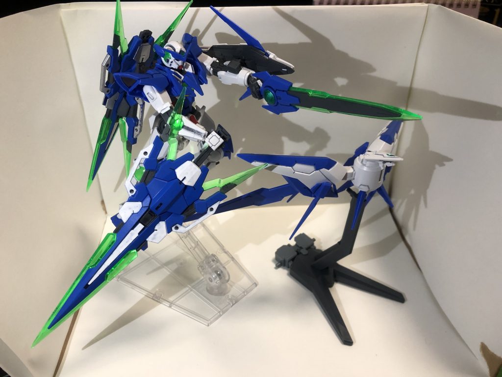 ブースターを分離。無理矢理本体背面に1基マウントしたのでGNドライブはどっかいってます
剣の逆手持ちってかっこいいですよね