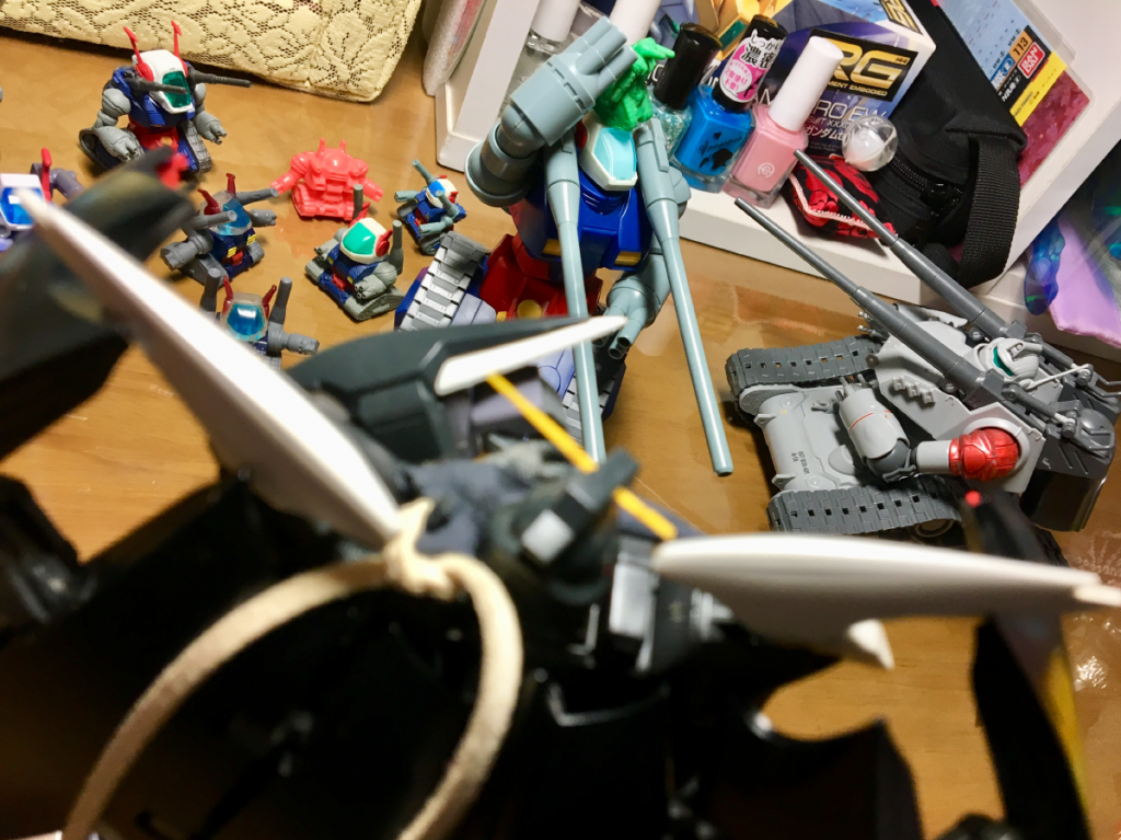 初期型：なにしてるの？  早く集まらなきゃ
ヘル：また増えた！
初期型：……？  なに言ってるの？  そんなことより、こっちだよ。みんな付いて来て