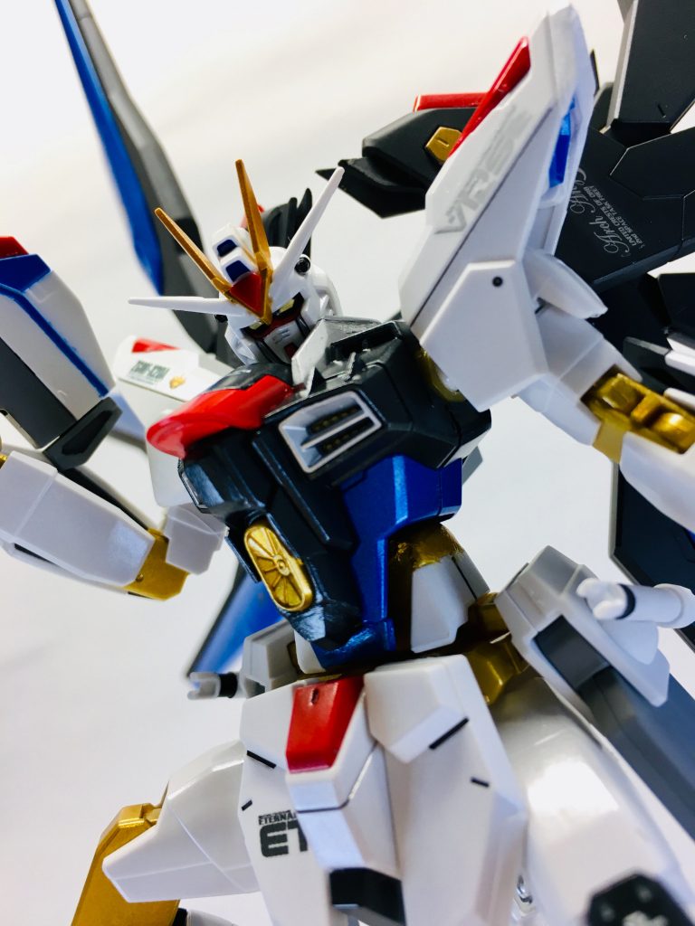 ボディーを強調した写真です‼️胸の排気口のようなところの奥にもゴールドで塗ってあります!