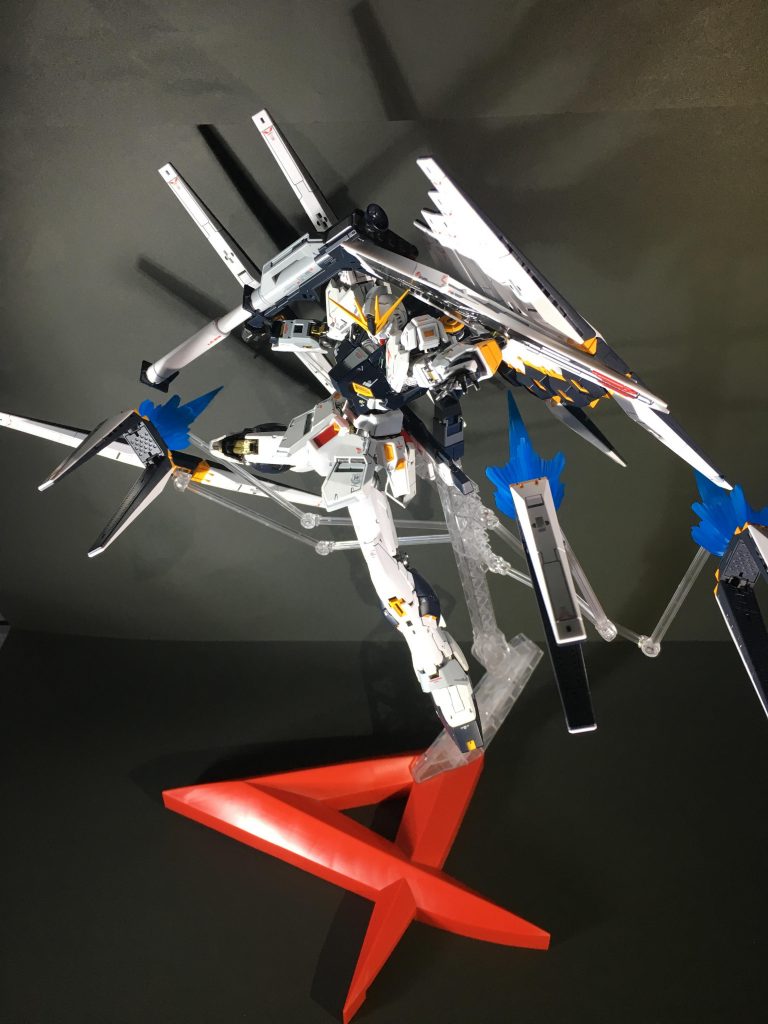 バリバリにアレンジの入ったデザインなので賛否両論あるキットだとは思いますが
「これが現代のνガンダムだ!」的な感じがして僕は大好きです✨
ver.kaからの流用なのでスタンドの位置が高いですがファンネルを展開しておくと逆にこれくらいあった方が浮いてる感が出てむしろ丁度いい気がしました😌