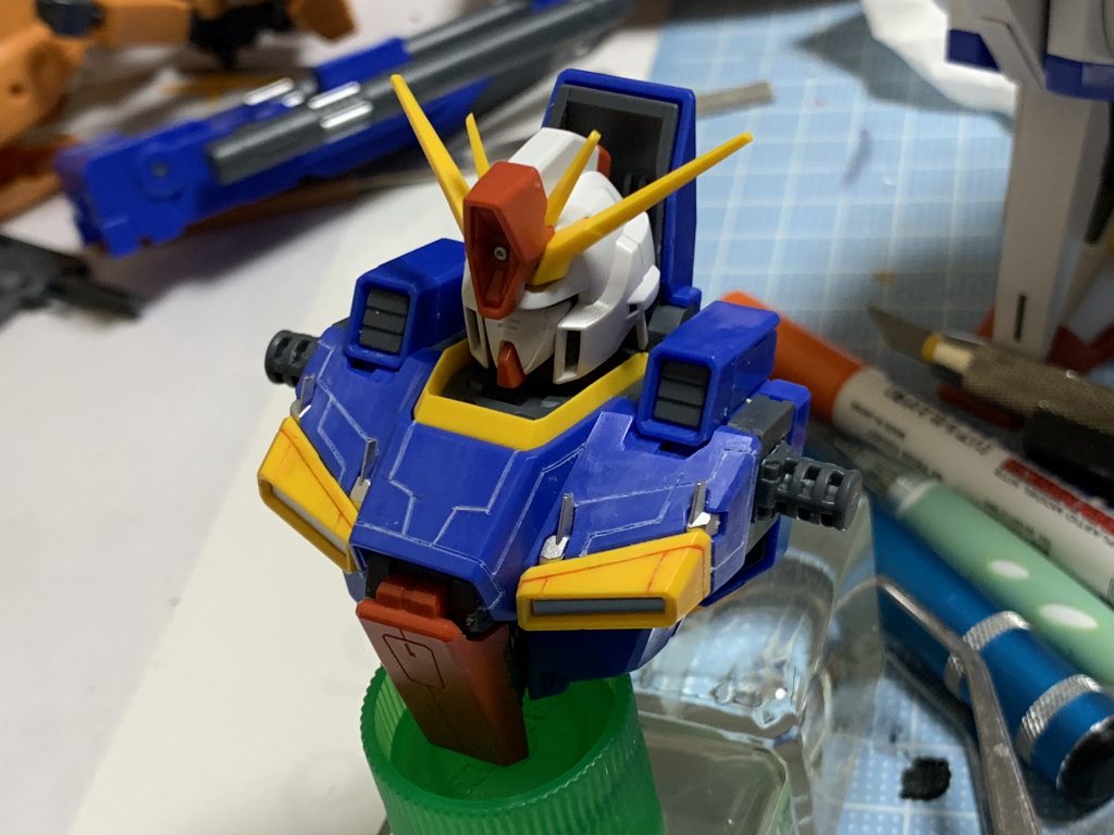 パネルラインを筋彫りしていきます。