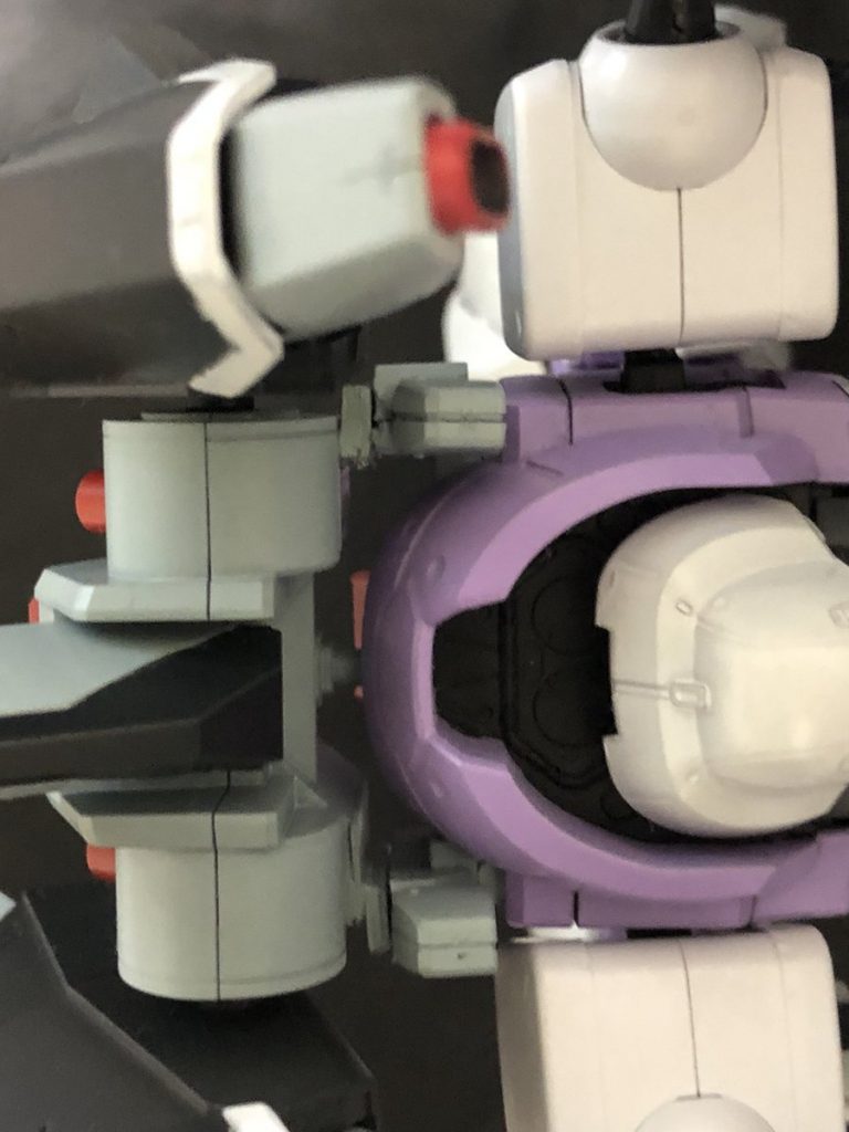 ※実は汚いのであまり見せたくはないポイント。笑
上述の通り、基部はMGから、バックパックは1/100から使用していますが、
削ったときに上手く寸法が合わず、「どうせ見えないし良いだろう」と空隙には適当にサイズカットしたプラ板を何枚か貼り合わせて付けました。
なお、ザク本体とバックパックは、頑張れば着脱できます。