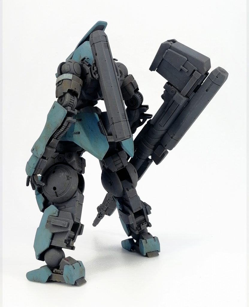 背中に予備弾倉。