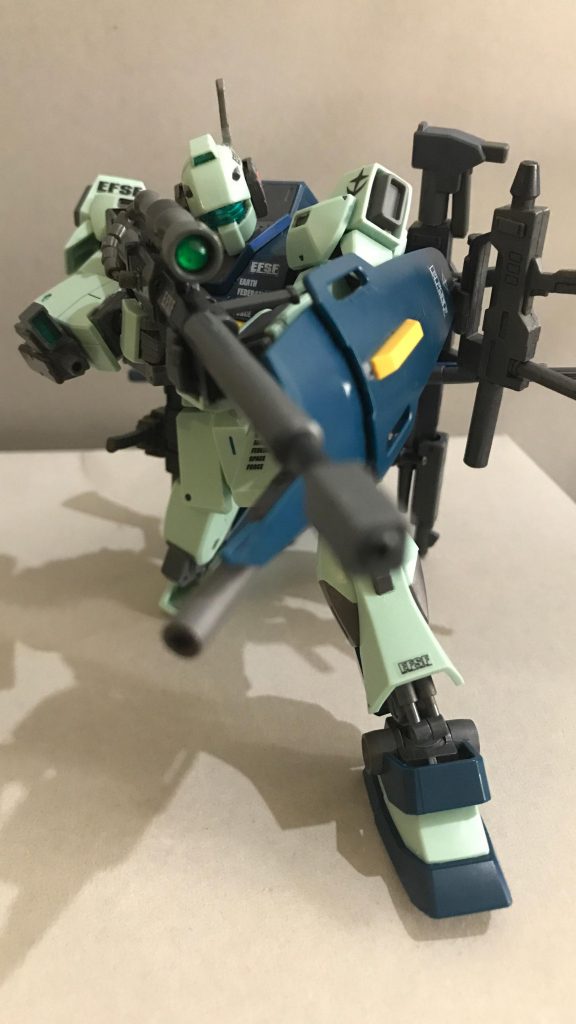 ロングビームライフル
元々膝立ちは出来ましたが新しくしても綺麗に決まります
腕の稼働が二の腕ごとから肘部からの稼働に変わったため若干構えにくいのが難点ですね
シールド端の片側はスナイプの際の干渉を無くすために削っています