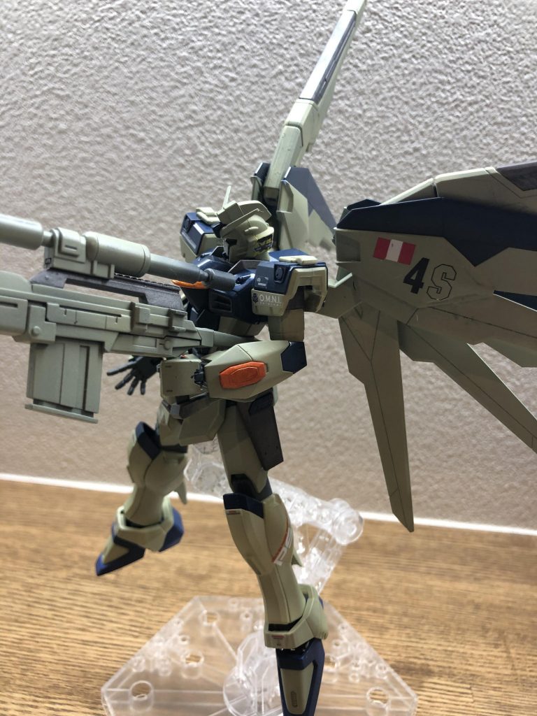 ウイングを用いた安定した対空姿勢で狙撃を行い前線の部隊を援護します。