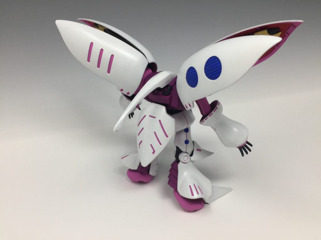 胸のパープルの部分は背中の部分を後ハメ加工しておけば、首のパーツを後から差し込めるようになるので塗装作業が楽になります。