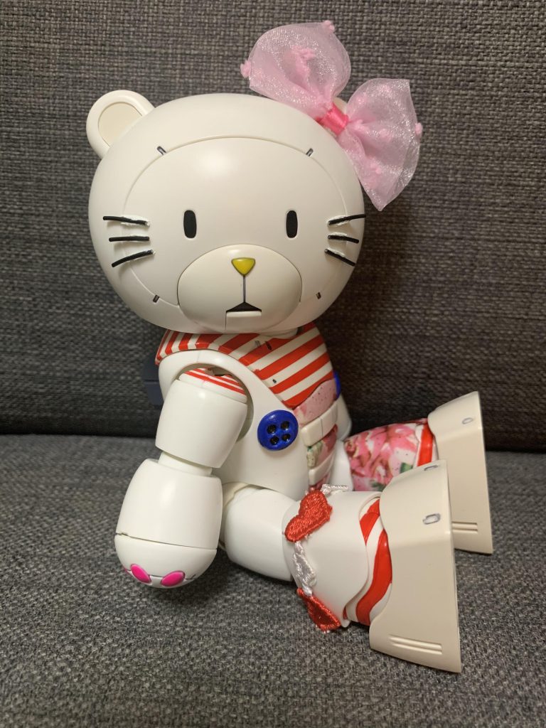 いわゆるキティ座り。アッガイ素体ならではのポージングですね。
ヒゲは瞬着固定にしようとも考えたのですが、安定感がないのでパテ固定にしました。