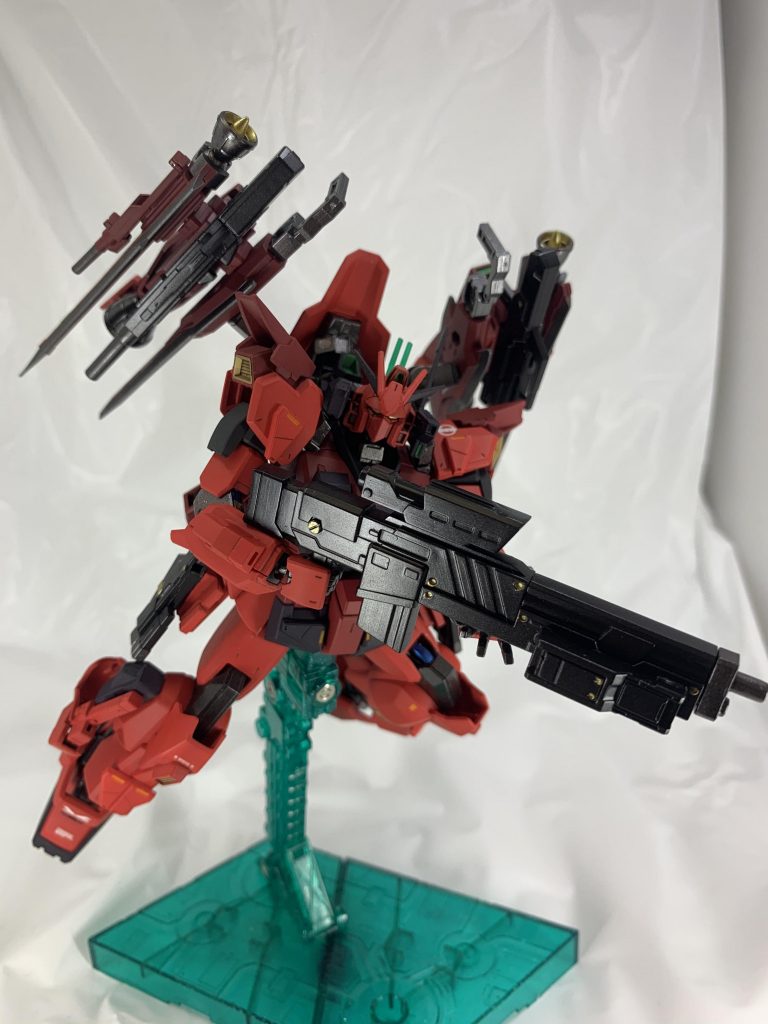 大型ビームライフル
収束、連射の切り替えが可能。

ソードビット
マウント時は補助スラスターとしても使用可能

最大出力モード
大型ビームライフルにソードビットをマウントすることで、ビームランチャーとして最大出力射撃を行うことができる。