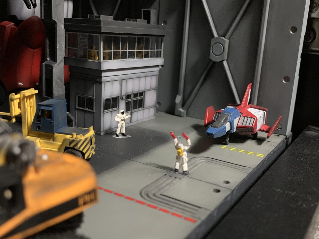 コアファイターを誘導する整備兵と司令センターを配置しました。