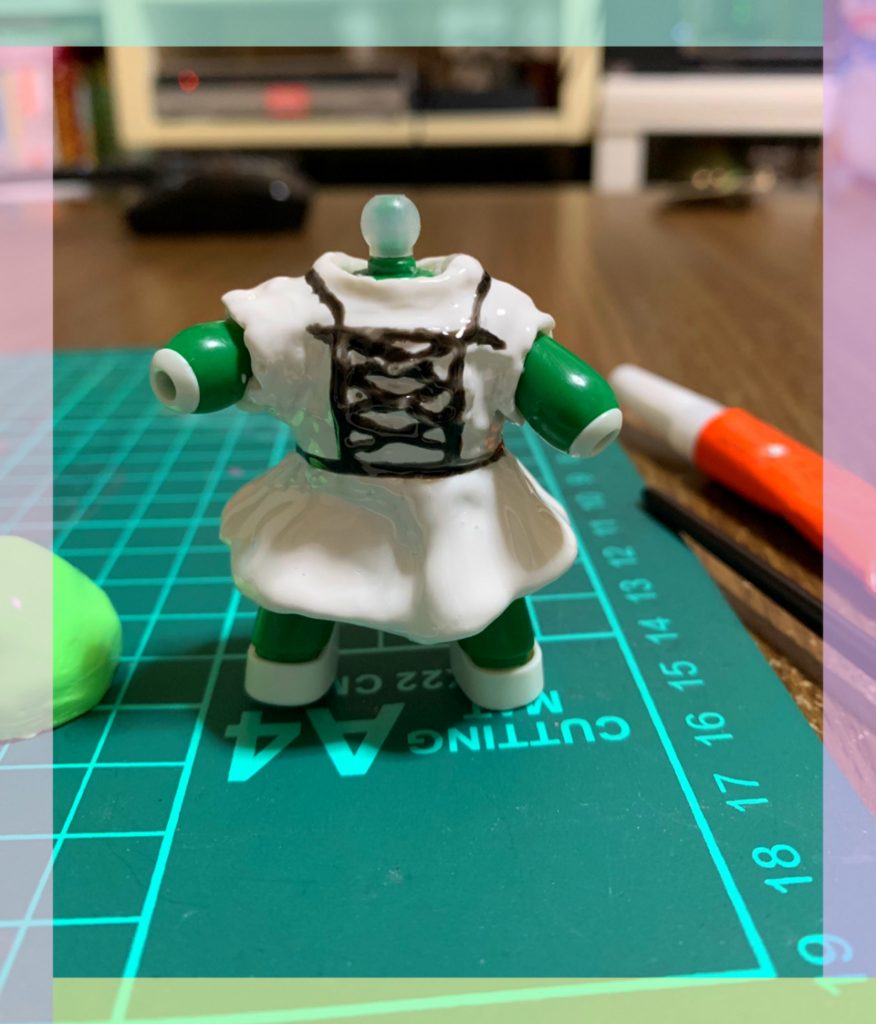 塗装はオール筆塗りのフリーハンド。
フニャフニャでも良いので一度線を引いて、そのあと上からもう一度線を塗ると綺麗になりました。
マスキングもやってみたけど凹凸があるから無理だった…
塗装にはジェルネイルを使ってるのでLEDライトで即硬化。
ジェルネイルほんと便利!!