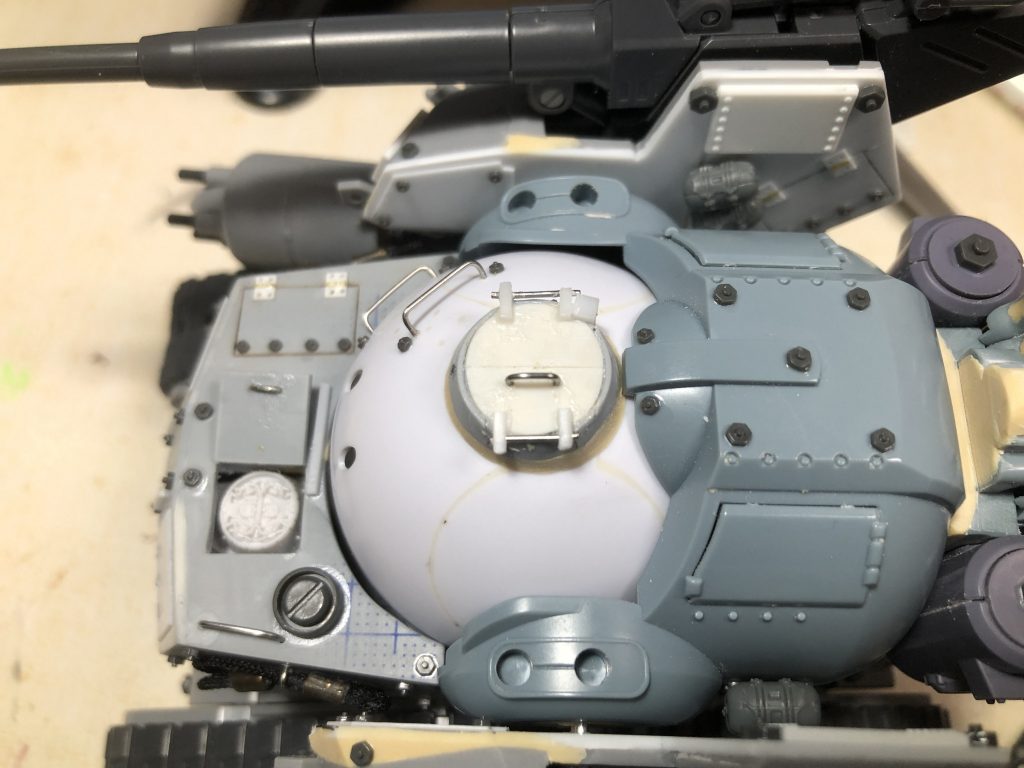 塗装前です
見ていただければ分かる通りミキシング自体は至ってシンプルな構成になっています
1.
ハロの背面に3ミリの穴を開けてモビルハロとの接続位置の変更
2.
ガンタンクの下部はそのままに上部のサイドパーツのみ切り出してモビルハロの横に接続
3.
腕はそのままでは横に張り出しすぎなので
サイドパーツの下に移動
4.
前面パーツは加工がめんどくさかったのでプラ板の箱組みで自作しました