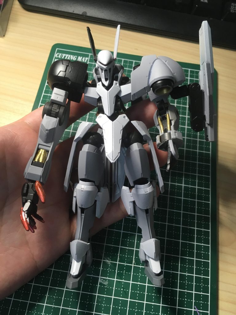 全塗装
実は灰色はサフで、白の塗料が切れてしまったので急遽3色分けにしたなんて恥ずかしくていえない。
なんてバランスが悪いんだ…
だがそれがいい。