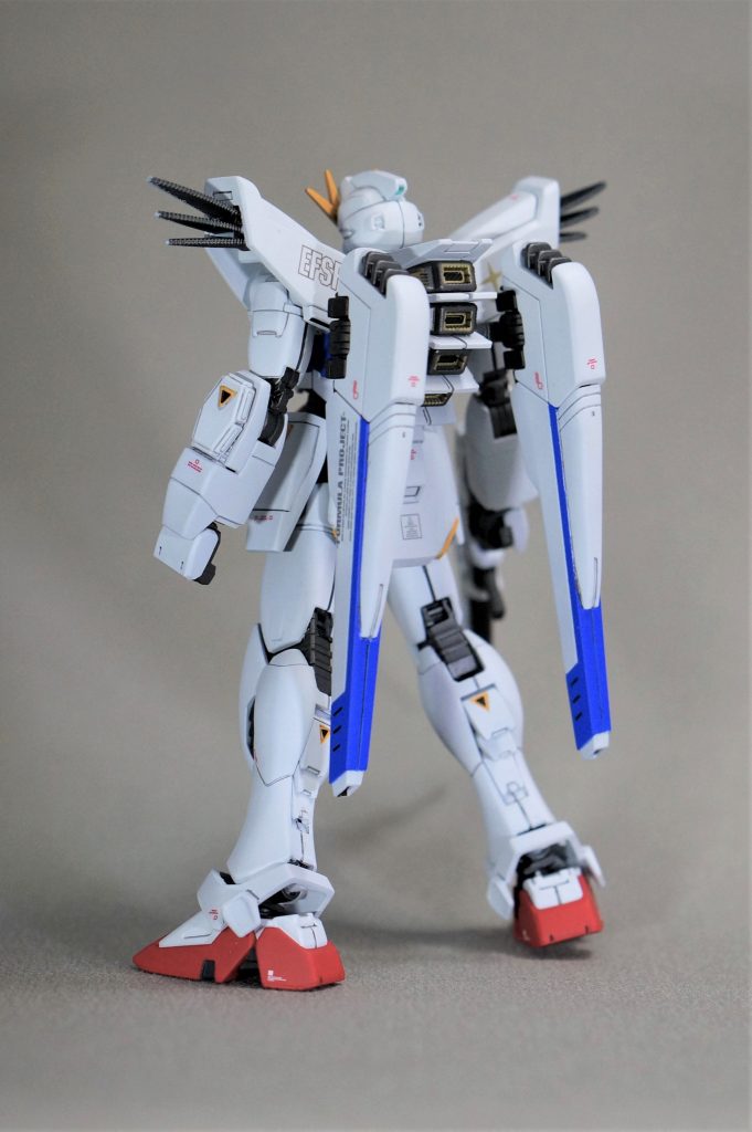 デカールはMGのガンダムF91のものがあったので、HGのサイズに合うように小さく切って使用しています。