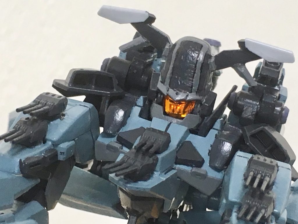 艦橋周り〜胴体〜肩にかけてはそれなりに設定に近い感じになりました。艦橋の頭部はフラッグのトンガリ耳あてを切り離しフラッグの二の腕を乗せてパテ盛り、側面のアンテナはジャンクパーツ組み合わせて接着。各砲塔はこれだけの為にメカコレの宇宙戦艦ヤマトを複数買いしました。