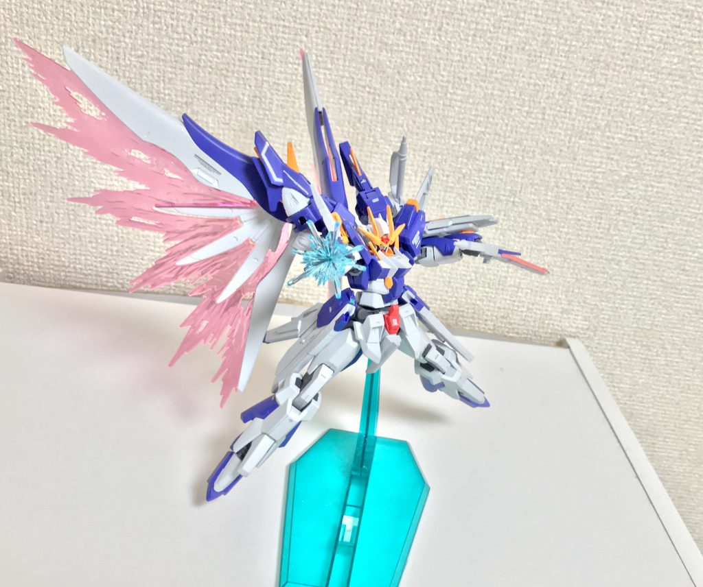 GNリュミエールランツィア。デスティニーガンダムのパルマ・フィオキーナに当たる装備であり、本機の最大稼働時に発現する光の翼と合わせて零距離まで接近して貫手とともにコックピットに一撃を叩き込むという運用がなされているが、元が掌部ビーム砲である都合上意表をついて中距離からぶっ放すなど、多様な運用が可能となっている。