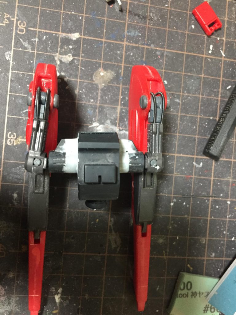 バックパックを延長工作しました。
ヴェスパー部分が寂しいと感じエネルギー供給用としてスプリングを入れました。
プレバンで発売と聞いて同じ様にヴェスパー部分を可動する様、軸を入れました。